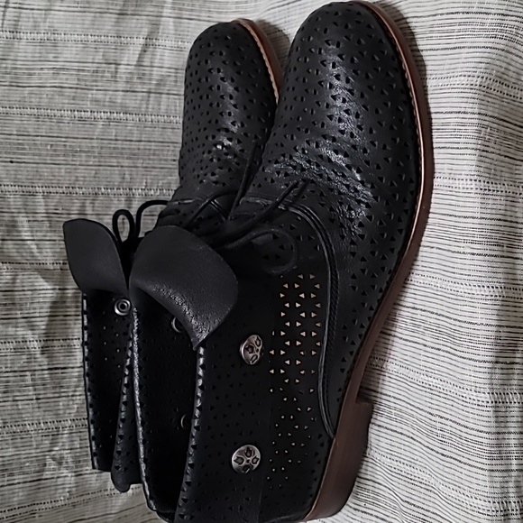 Photo inspiration: Fresh Look at Patricia Nash Shoes Patricia Nash Sabrina Black Allleather Lasercut